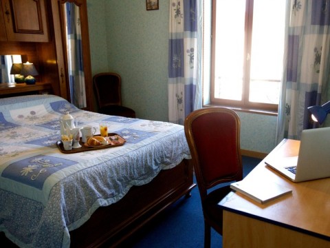 Vente Bar, Hôtel restaurant 2* de 13 chambres avec terrasse sur un axe routier fréquenté, à Gouzon (23230)