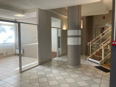 Vente Local commercial de 210 m2 dans un quartier commerçant et de bureaux, à Saint-Denis (93200) en France