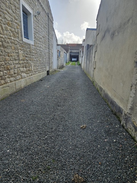 Vente Garage de 42 m2 au calme, à Saintes (17100)