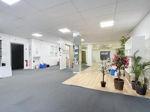 Vente Local commercial de 5390 pi2 à Chambéry (73000) en France