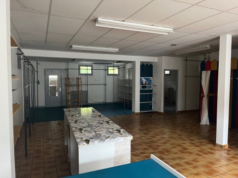 Vente Local commercial ou professionnel - bureau de 95 m2 dans une zone commerciale, à Lannion (22300)