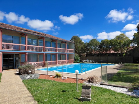 Vente Hôtel bureau d'environ 21 chambres avec piscine et parking au calme, à Condom (32100)
