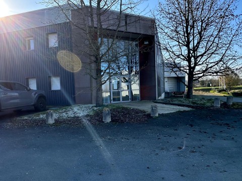 Vente Ensemble immobilier industriel/ logistique de 2 304 m2 à Changé (53810)