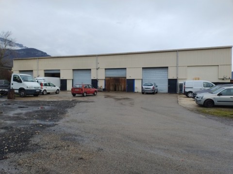 Vente Local industriel pour atelier ou stockage de 970 pi2 dans une zone artisanale, à Saint-Vincent-de-Mercuze (38660) en France