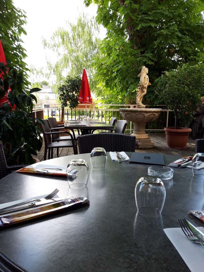 Vente Hôtel restaurant d'environ 14 chambres avec salle de séminaire et terrasse dans une zone touristique, à Pithiviers (45300) en France