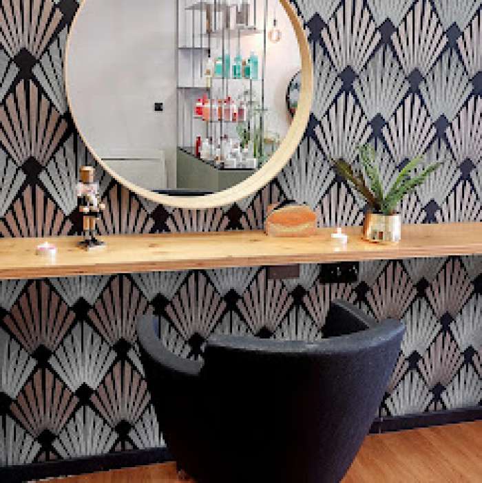 Vente Salon de coiffure et esthétique en plein centre ville et sur un axe passant, à Nay (64800) en France