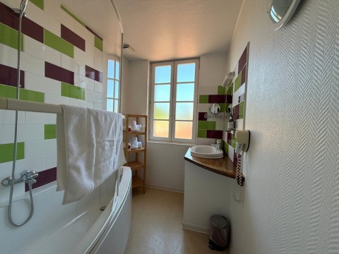 Vente Hôtel restaurant 3* de 24 chambres avec parking et terrasse sur un axe dynamique, proche de Rouen (76000) en France
