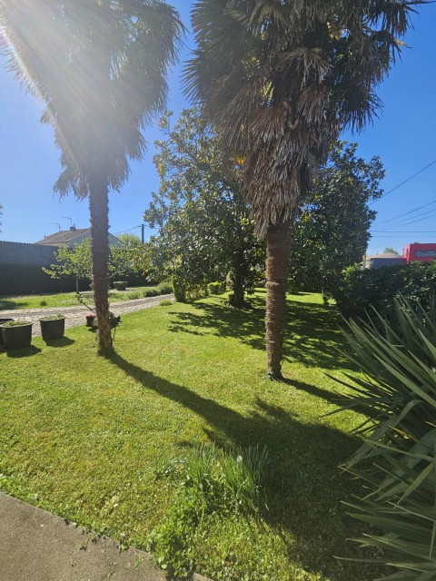 Vente Terrain de1500 m2 avec maison et garage sur un axe commercial, à Saintes (17100) en France