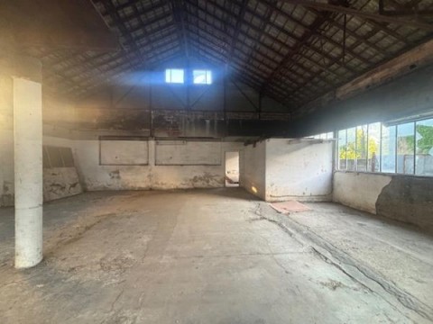 Vente Local commercial de 12920 pi2 à Nîmes (30000) en France