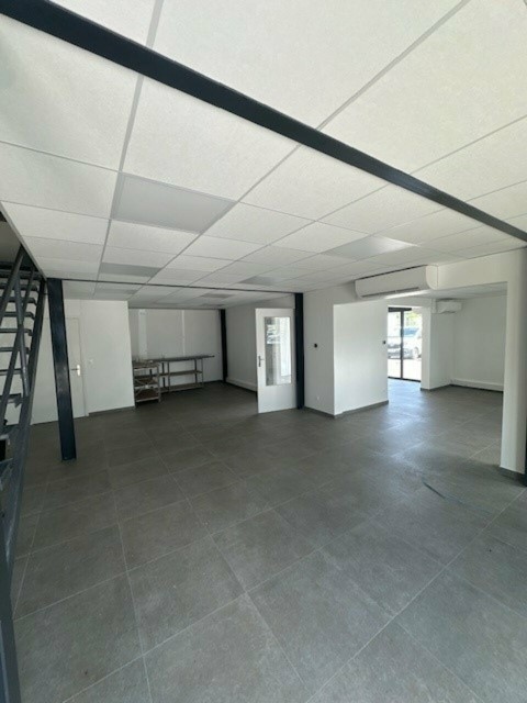 Vente Local commercial de 2160 pi2 à Chambéry (73000) en France
