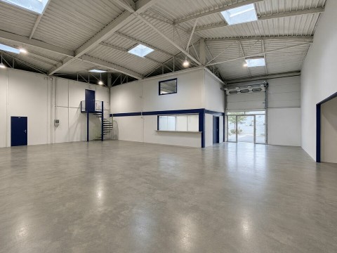 Vente Local d'activité / Entrepôt, 695 m2 dans une zone dynamique, à Marseille (13011)