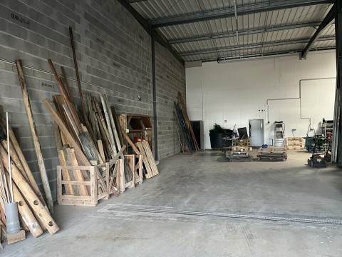 Vente Local d'activité de 2640 pi2 dans une zone dynamique, à Mouguerre (64990) en France
