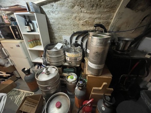 Vente Bar à vin, Vin et spiritueux 18 places avec terrasse dans un quartier fréquenté, à Paris (75020) en France