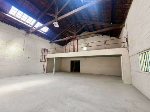 Vente Local d'activité de 400 m2 à Carpentras (84200) en France