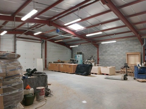 Vente Local d’activités de 2 000 m2 à Saint-Victor en zone industrielle (07410)