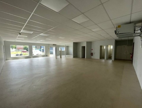 Vente Local d'activités - showroom de 250 m2 à Lescar (64230) en France