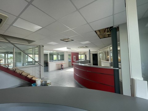 Vente Local d’activités/ showroom de 1 050 m2 à Auriac (64450) en France