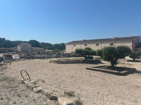 Vente Local commercial de 500 m2 pour nombreuses activités sur un axe passant, à Roaix (84110)