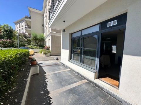Vente Local commercial ou bureaux de 176 m2 pour plusieurs activités dans une zone fréquentée, à Bron (69500) en France