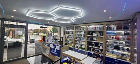 Vente Informatique / Electronique, 350 pi2 en Seine et Marne (77) en France