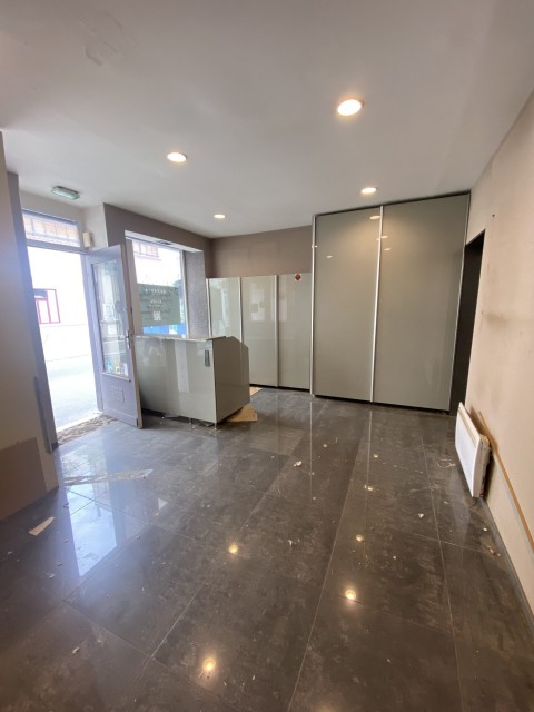 Vente Local commercial de 510 pi2 pour différentes activités dans une zone fréquentée, à Paris (75014) en France