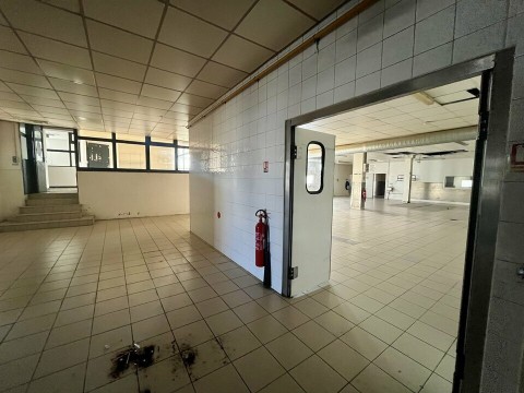 Vente Local commercial de 1240 m2 pour plusieurs activités sur un axe fréquenté, à Avignon (84000)
