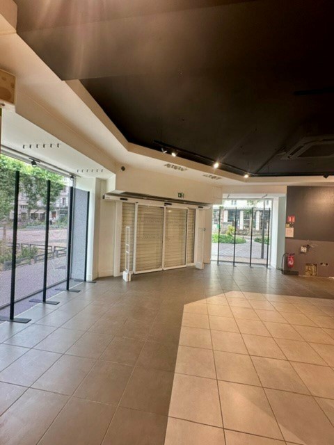 Vente Local commercial de 2700 pi2 au cœur de Chambéry en France