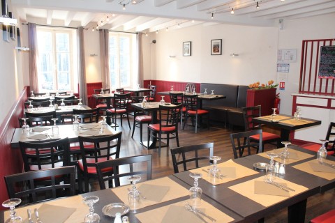 Vente Bar, Hôtel restaurant de 8 chambres dans une zone touristique attractive, à Saint-Flour (15100)