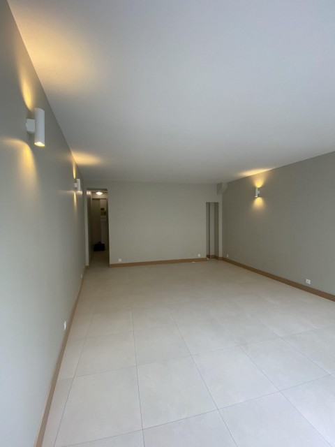 Vente Boutique de 520 pi2 pour plusieurs activités dans un quartier vivant, commerçant et dynamique, à Paris (75012) en France