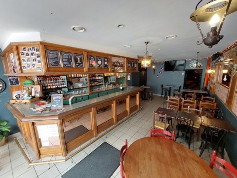 Vente Bar pub Licence IV, café théâtre - café concert dans une zone piétonne, à Chambéry (73000) en France