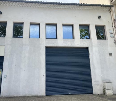 Vente Entrepôt / local commercial de 352 m2 à Carpentras (84200) en France