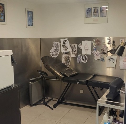 Vente Local commercial ou artisanal de 810 pi2 pour plusieurs activités dans le centre ville d'Oraison (04700) en France