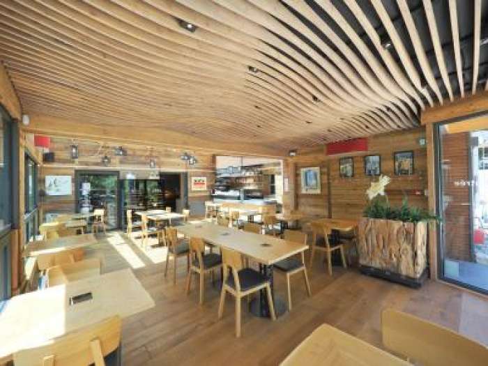 Vente Bar, Hôtel restaurant 5* d'environ 15 chambres avec piscine et spa dans une zone touristique, proche de Dieulefit (26220)