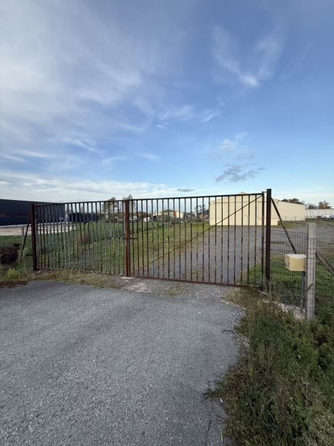 Vente Local d'activité / Entrepôt, 318 m2 dans une zone d'activité, à Peujard (33240)