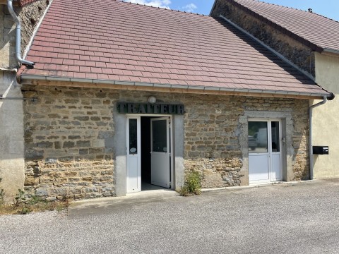 Vente Bâtiment professionnel de 400 m2 idéal pour une activité agroalimentaire à Darbonnay (39230)
