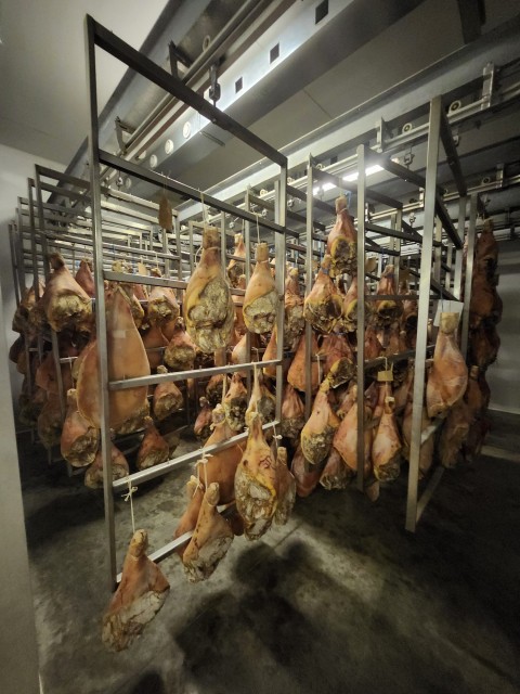 Vente Salaisons - charcuterie dans une zone de montagne, à Thiers (63300)