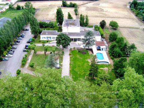 Vente Hôtel restaurant de 27 chambres avec piscine et parking à Fleurance (32500)