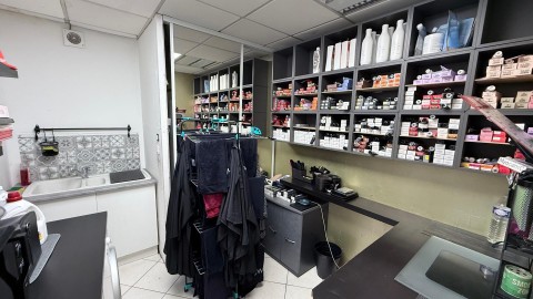 Vente Salon de coiffure de 42 m2 en plein centre ville de La Ville-du-Bois (91620)