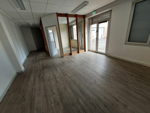 Vente Local d'activité / Entrepôt, 394 m2 dans une zone d'activité, à Nantes (44000)