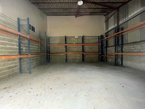 Vente Local d'activité / Entrepôt, 1080 pi2 à Mouguerre (64990) en France
