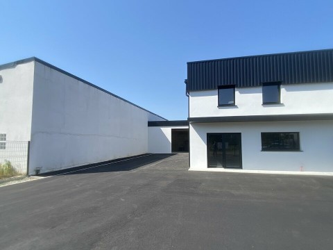 Vente Local d'activité / Entrepôt, 190 m2 dans une zone d'activité, à Saint-Avit (40090) en France