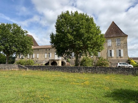 Vente Seigneurie historique de 1 763 avec gîtes à Pellegrue (33790)