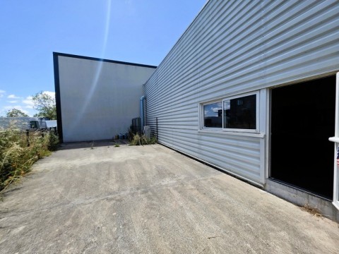 Vente Bâtiment mixte commercial ou artisanal de 383 m2 dans une zone d'activité, à Marennes (17320) en France