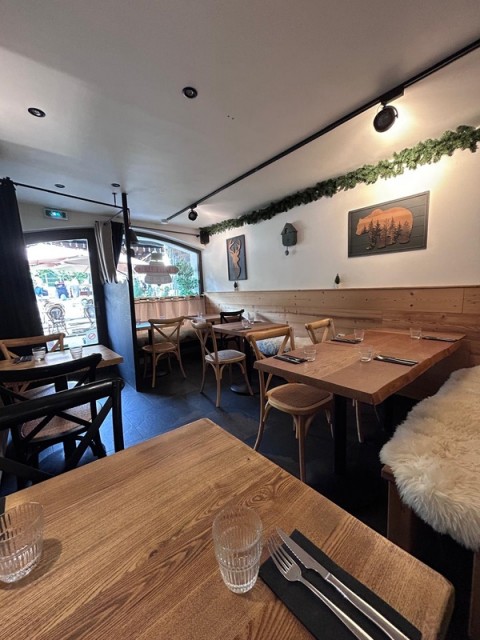 Vente Restaurant licence IV 28 couverts avec terrasse en plein centre ville de Samoëns (74340)