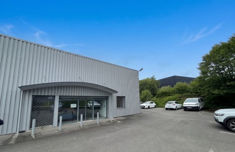 Vente Local d'activités avec showroom et bureaux de 364 m2 à Mayenne (53100)
