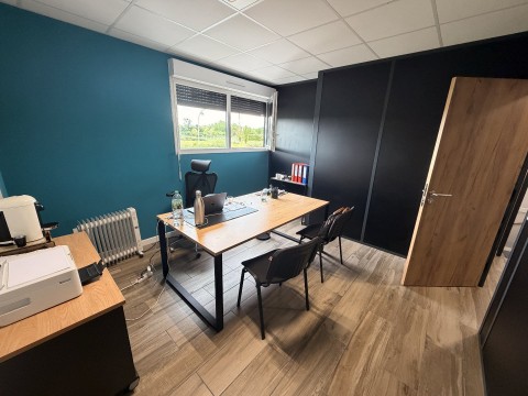 Vente Local d'activité / Entrepôt, 350 m2 dans une zone d'activité en plein développement, à Izon (33450)