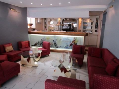 Vente Hôtel bureau de 16 chambres avec salle de séminaire et parking dans une rue passante, à Lalinde (24150)