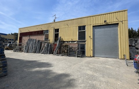 Vente Local industriel de 900 m2 loué dans une zone fréquentée, à Mouans-Sartoux (06370)