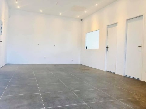 Vente Bureaux / Locaux professionnels, 63 m2 à Freneuse (78840) en France