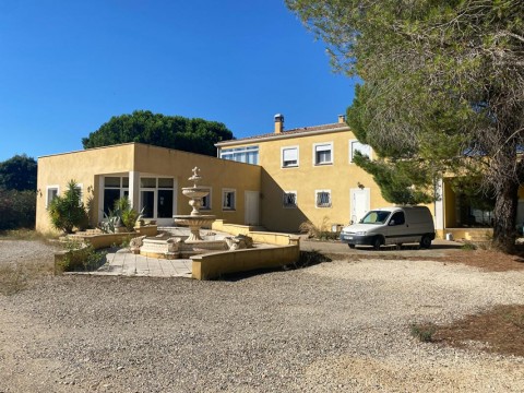 Vente Murs commerciaux de 625 m2 avec logement dans une zone d'activité à Istres (13800)